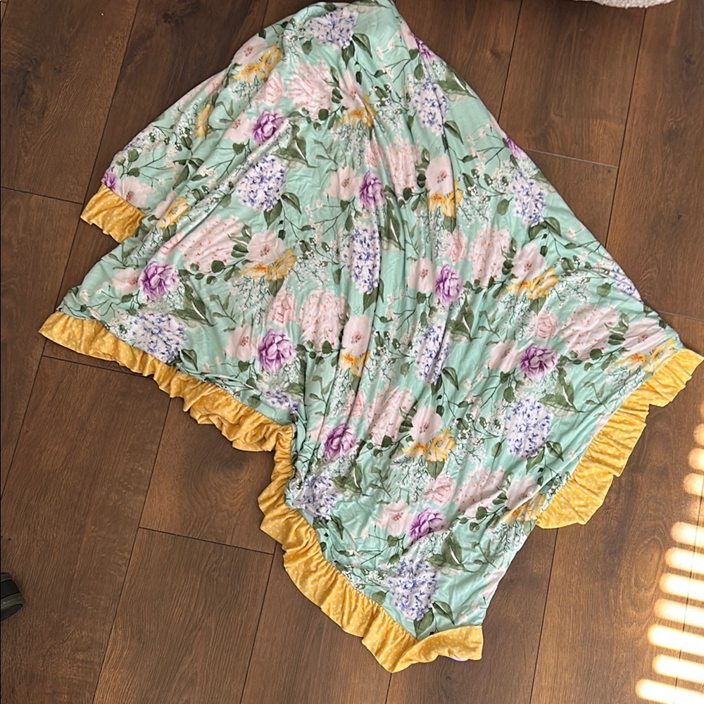 EUC Posh Peanut Ruffled Luxe Patoo 60”x 60”